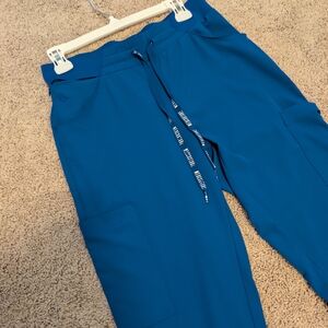 Med Couture Vibrant Blue Peaches Scrub Top